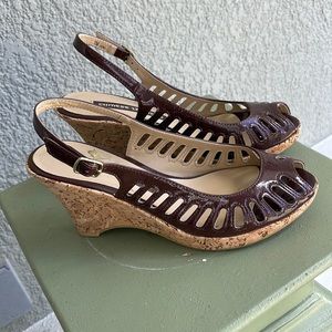 Peekaboo Open Toe Wedge, Patent Brown, size 7